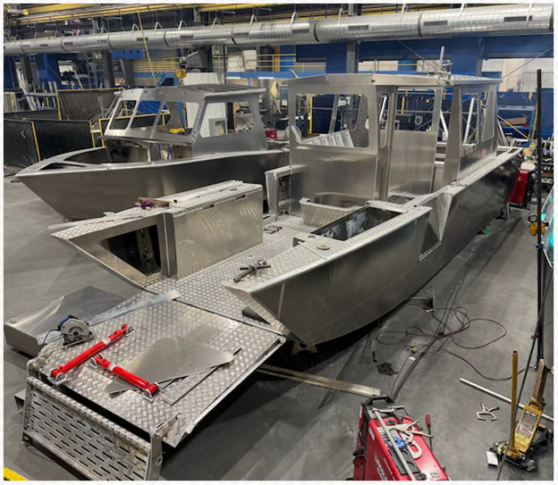 Bateaux en aluminium en construction dans une usine.