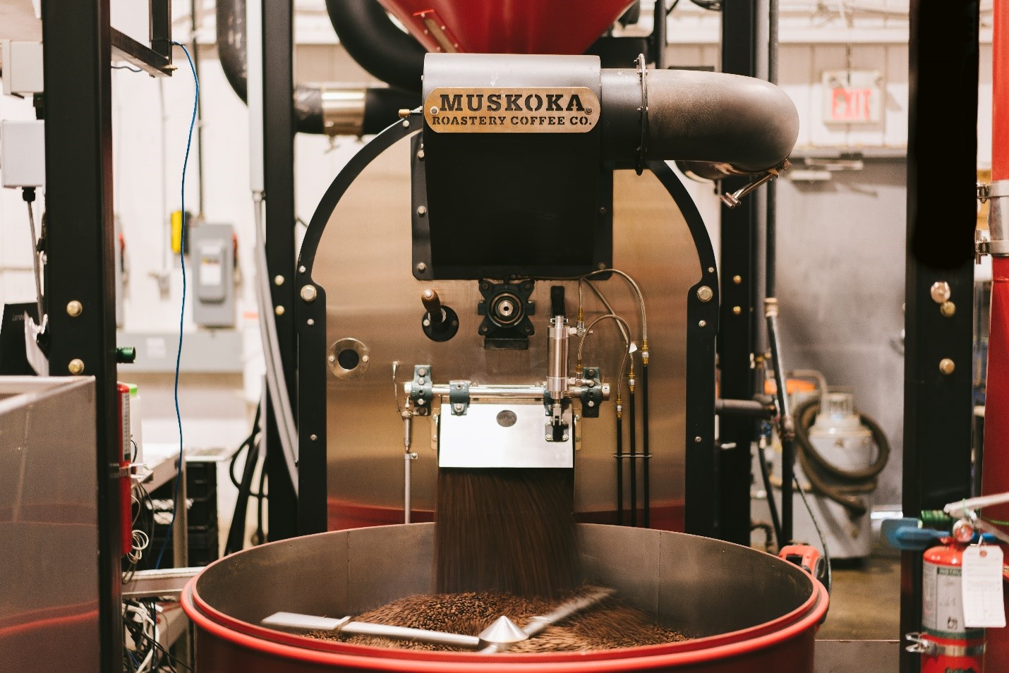 Une machine avec un conteneur de grains de café.