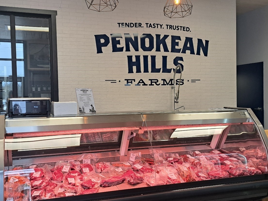 Un étal présentant toute une gamme de produits de porc et de bœuf proposés à la vente.